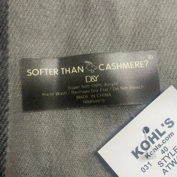 ✨2/$25✨Kohl's Soft Gray and Black Checkered Scarf - Picture 4 of 5